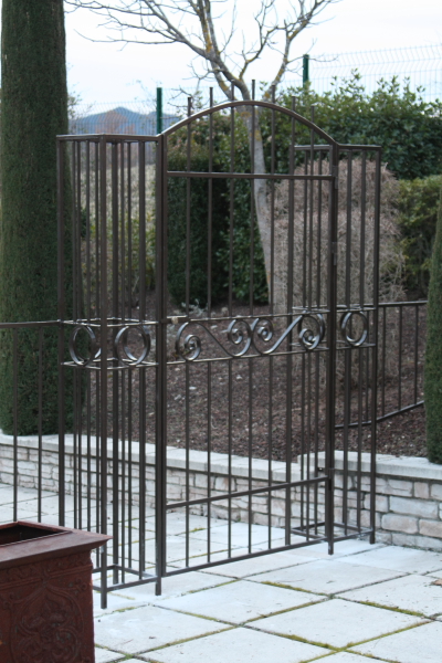 grille et portillon en fer forgé, réalisé par 2 bois et d'acier (ferronnerie ébénisterie dieulefit drôme)