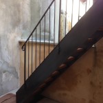 escalier droit extérieur, limon acier plat 300, marche bois en douglass, réalisé par 2 bois et d'acier (ferronnerie ébénisterie dieulefit drôme)