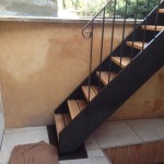 escalier droit extérieur, limon acier plat 300, marche bois en douglass, réalisé par 2 bois et d'acier (ferronnerie ébénisterie dieulefit drôme)