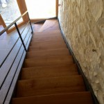escalier limon acier marche en chêne massif, finition noir mat, réalisé par 2 bois et d'acier (ferronnerie ébénisterie dieulefit drôme)