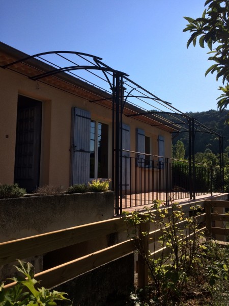 pergola en fer forgé réalisé par 2 bois et d'acier, dieulefit, drôme (ferronnerie, ébénisterie, forge)