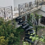 escalier extèrieur réalisé par 2 bois et d'acier (ferronnerie ebenisterie forge à dieulefit drôme)