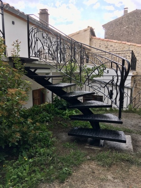 escalier extèrieur réalisé par 2 bois et d'acier (ferronnerie ebenisterie forge à dieulefit drôme)