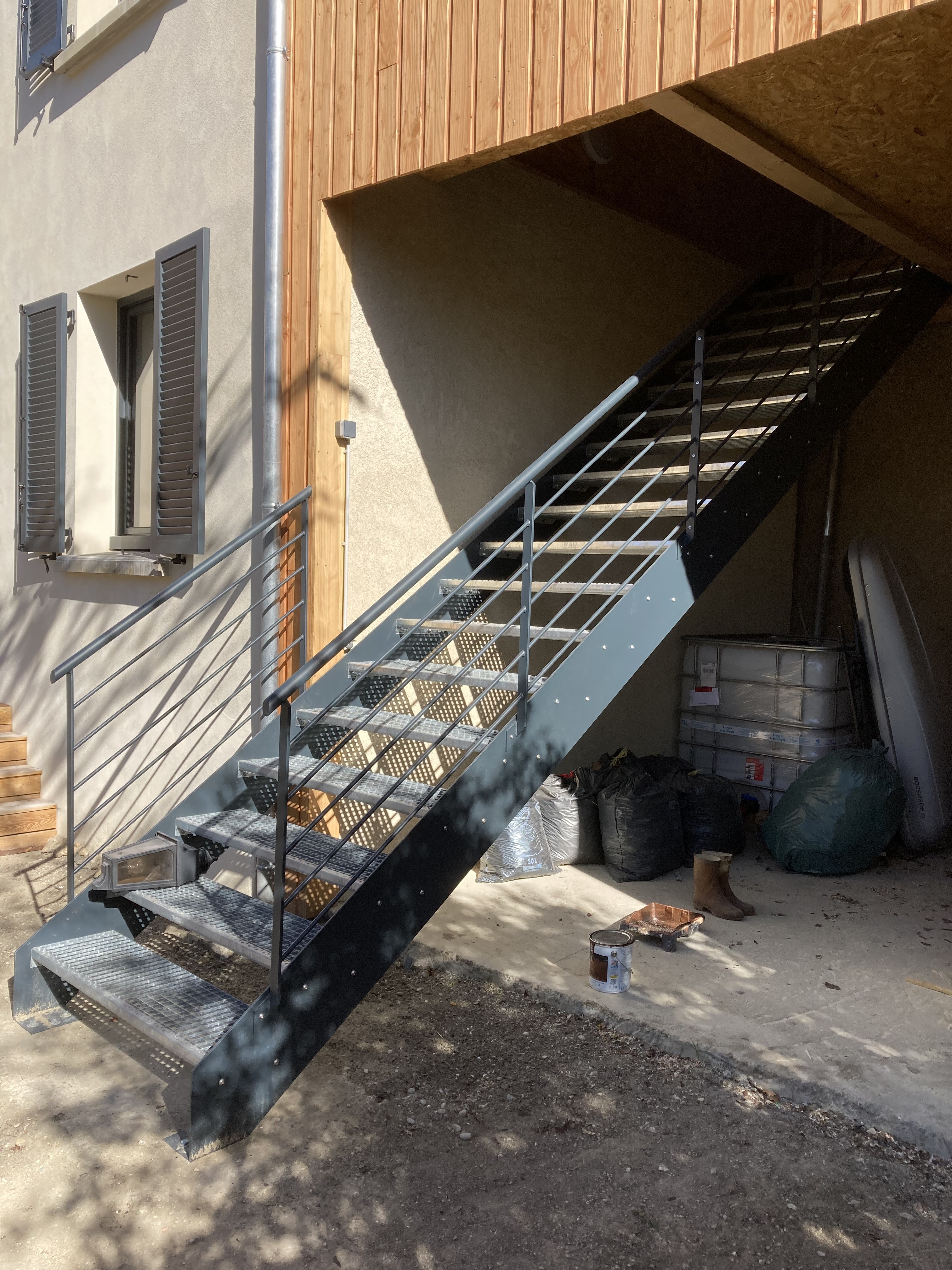 escalier double limon exterieur réalisé par 2 bois et d'acier (ferronnerie ebenisterie forge à dieulefit drôme)