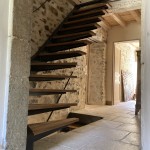 escalier limon déporté réalisé par 2 bois et d'acier (ferronnerie ebenisterie forge à dieulefit drôme)