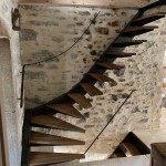 escalier limon déporté réalisé par 2 bois et d'acier (ferronnerie ebenisterie forge à dieulefit drôme)