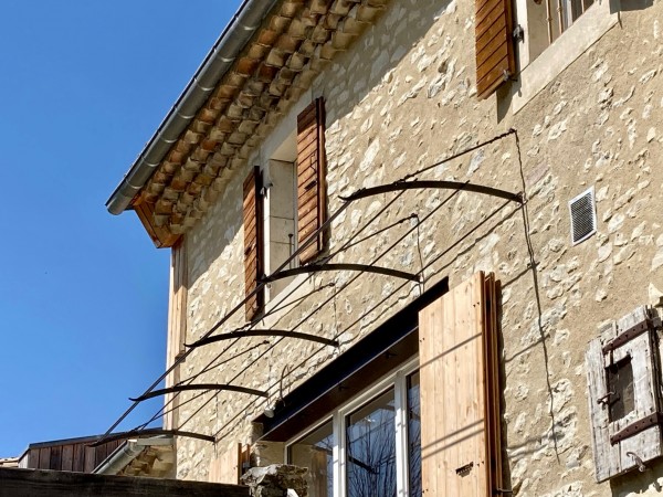 Pergola suspendu réalisé par 2 bois et d'acier (ferronnerie ebenisterie forge à dieulefit drôme)