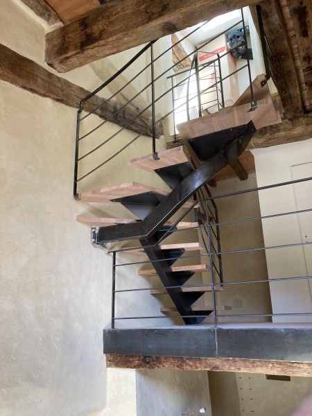 escalier limon central débillardé réalisé par 2 bois et d'acier (ferronnerie ebenisterie forge à dieulefit drôme)