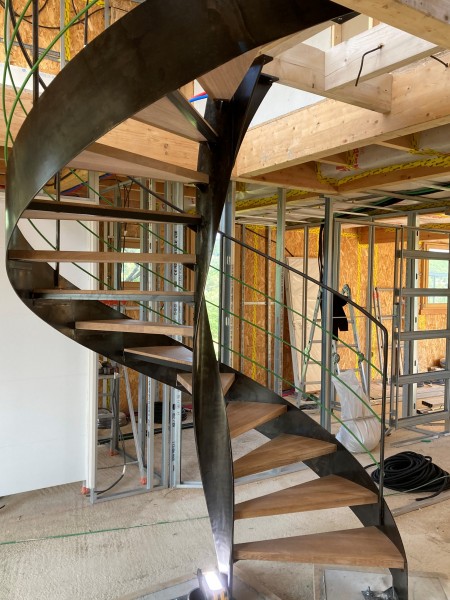 escalier hélicoidal contemporain réalisé par 2 bois et d'acier (ferronnerie ebenisterie forge à dieulefit drôme)