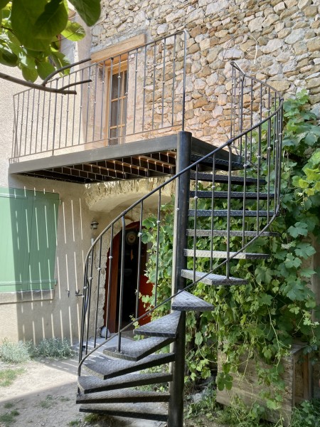 escalier helicoidal exterieur réalisé par 2 bois et d'acier (ferronnerie ebenisterie forge à dieulefit drôme
