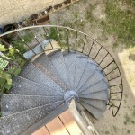 escalier helicoidal exterieur réalisé par 2 bois et d'acier (ferronnerie ebenisterie forge à dieulefit drôme