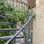 escalier helicoidal exterieur réalisé par 2 bois et d'acier (ferronnerie ebenisterie forge à dieulefit drôme