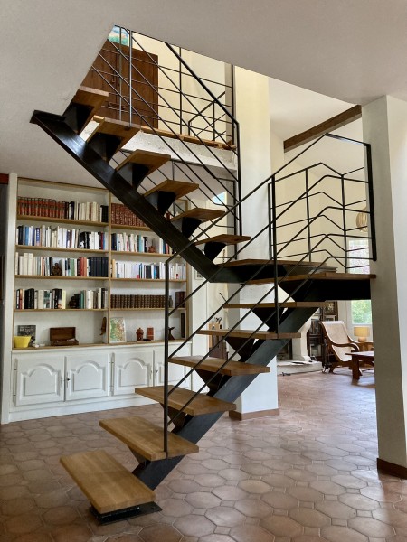 escalier hélicoidal contemporain réalisé par 2 bois et d'acier (ferronnerie ebenisterie forge à dieulefit drôme)
