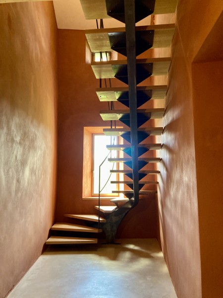 escalier limon central contemporain réalisé par 2 bois et d'acier (ferronnerie ebenisterie forge à dieulefit drôme