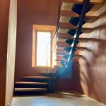 escalier limon central contemporain réalisé par 2 bois et d'acier (ferronnerie ebenisterie forge à dieulefit drôme)