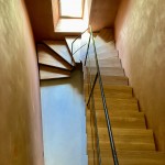 escalier limon central contemporain réalisé par 2 bois et d'acier (ferronnerie ebenisterie forge à dieulefit drôme