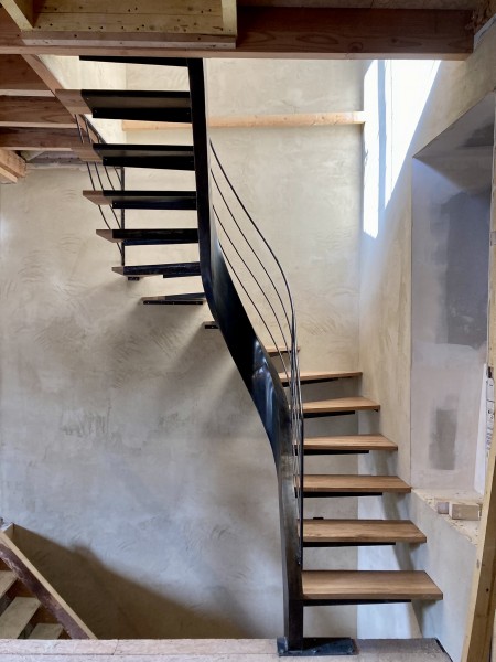 escalier contemporain réalisé par 2 bois et d'acier (ferronnerie ebenisterie forge à dieulefit drôme