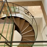 escalier hélicoidal contemporain réalisé par 2 bois et d'acier (ferronnerie ebenisterie forge à dieulefit drôme)