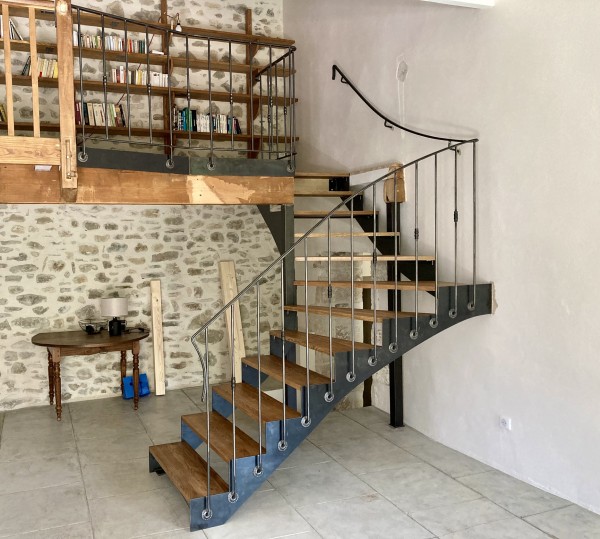 escalier limon cremaillere réalisé par 2 bois et d'acier (ferronnerie ebenisterie forge à dieulefit drôme